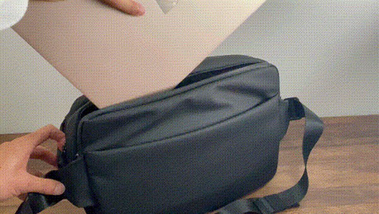 NIG、ノートPCが収納できるミニマルなボディバッグ「QUICK