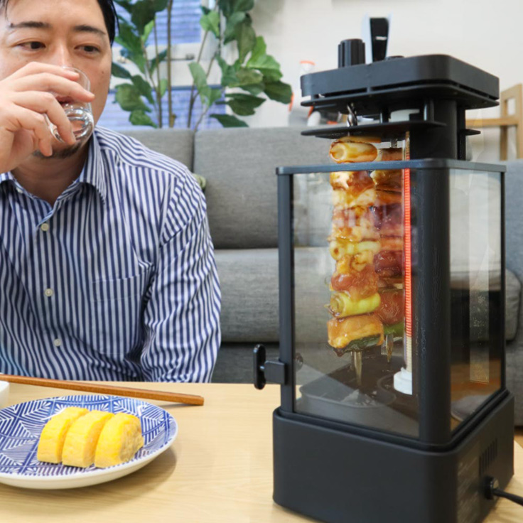 サンコーが自動回転機能を備えた「おひとりさま用焼き鳥メーカー」を