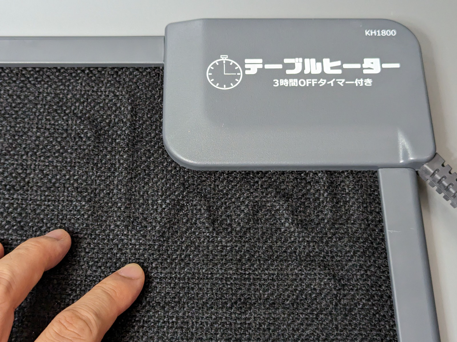 デスクの天板下に取り付けて作業中もポカポカ快適、冬場に欠かせない