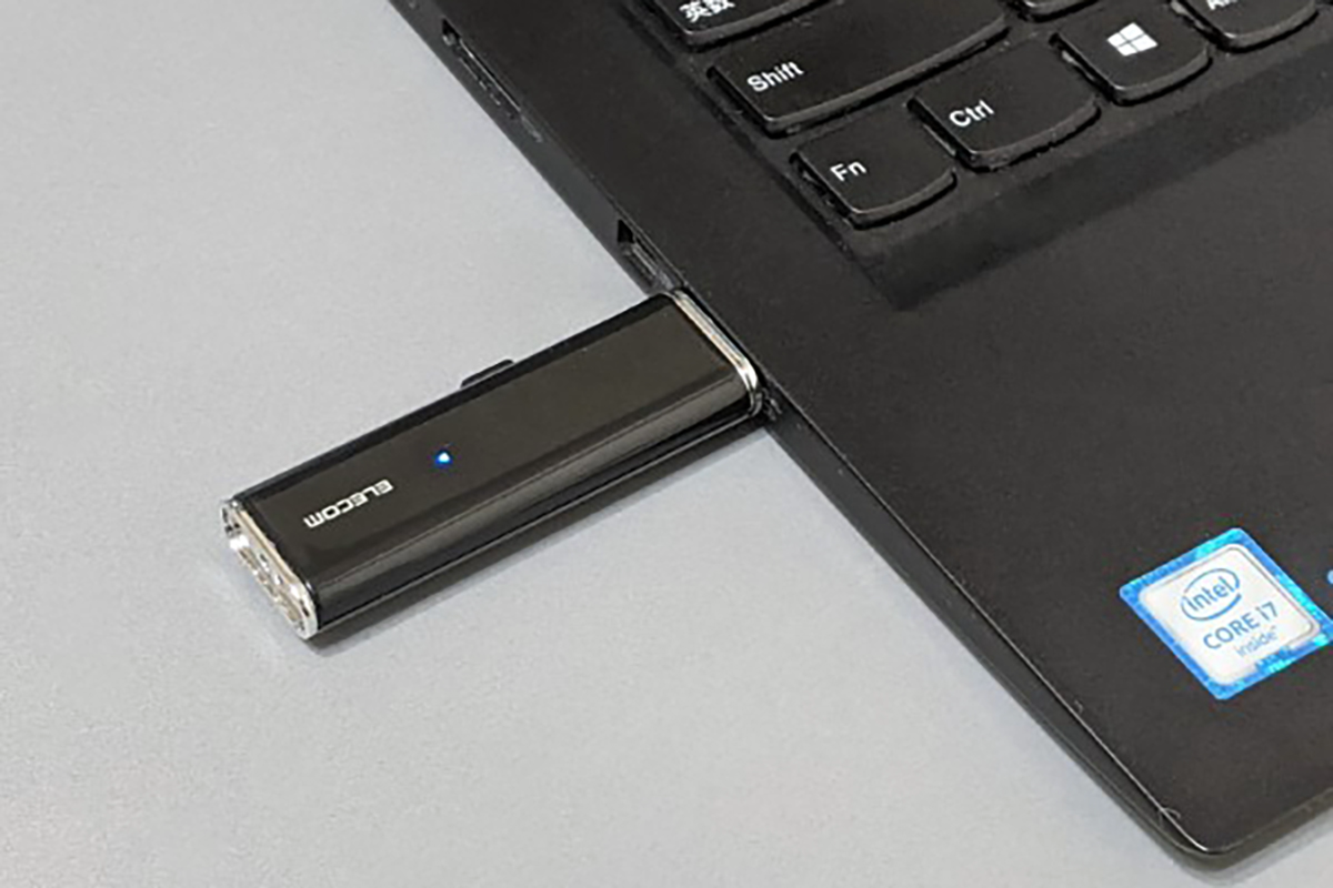 見た目はusbメモリ でもその正体は 爆速で読み書きできるスティックタイプのssd エレコム Esd Emnrシリーズ レビュー Itライター 山口真弘の気になるグッズラボ プロダクトに出会う デザインってオモシロイ Mdn Design Interactive