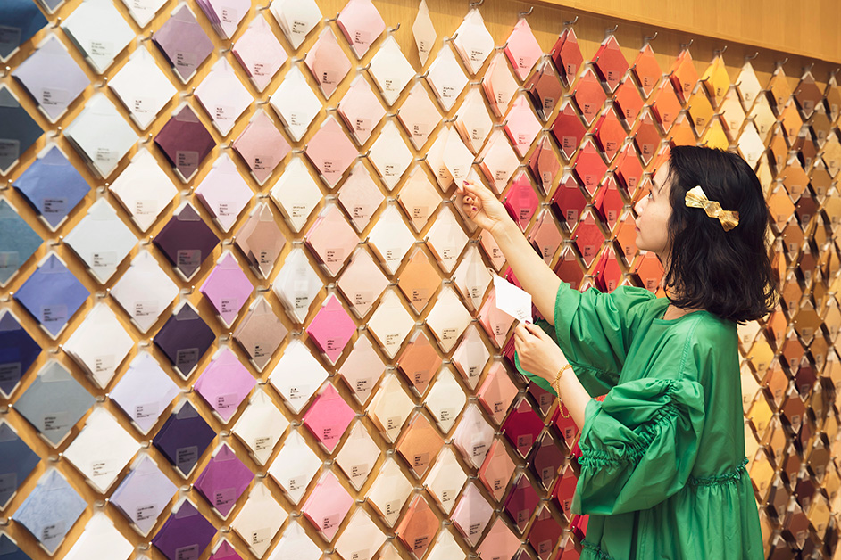 三戸なつめの東京文具さんぽ オリジナルノート 万年筆のオーダーもできる 銀座 伊東屋 三戸なつめの東京文具さんぽ アート カルチャーと遊ぶ 暮らすをデザインする デザインってオモシロイ Mdn Design Interactive